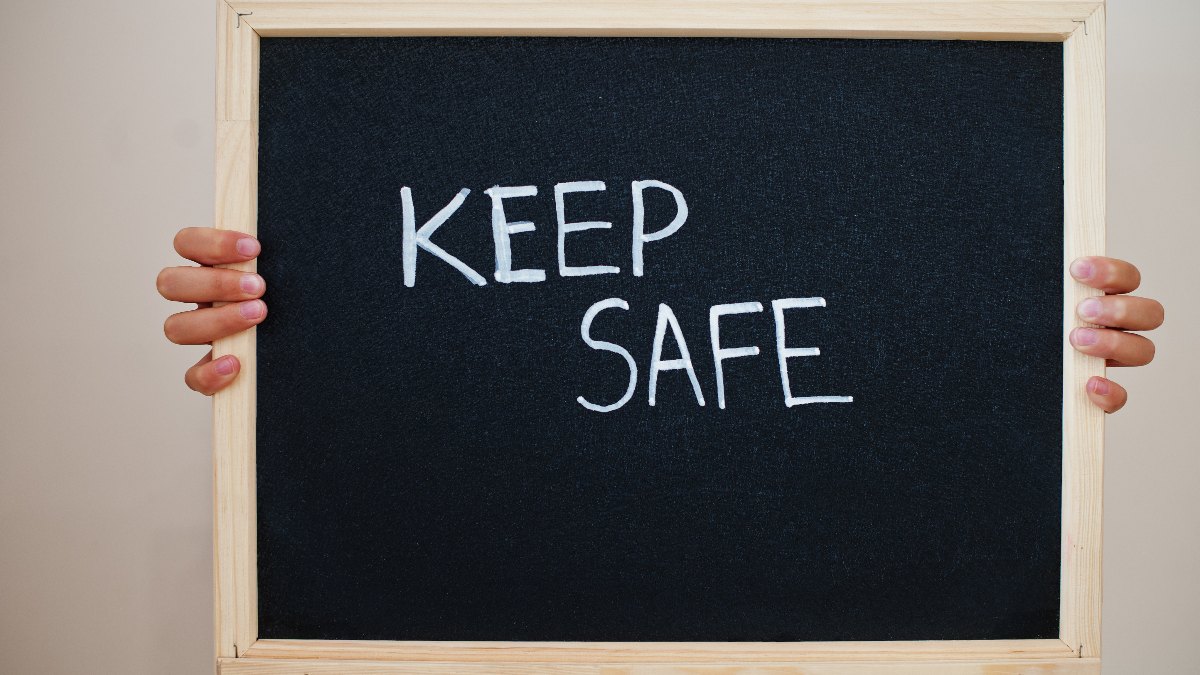Staying Safe While Traveling Cheaply - Featured Image